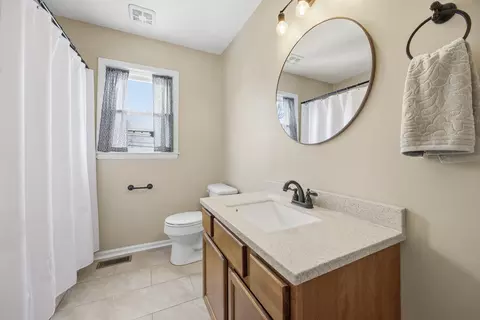Bath - 216 Paddock Dr, Versailles, KY 40383 photo 1 of 2