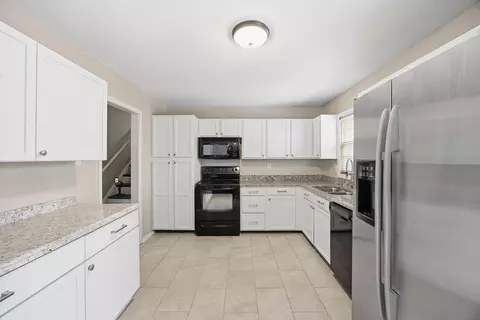 Kitchen - 216 Paddock Dr, Versailles, KY 40383 photo 3 of 4