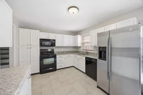 Kitchen - 216 Paddock Dr, Versailles, KY 40383 photo 2 of 4