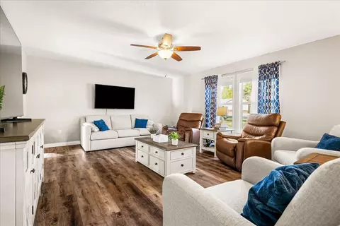 Living - 332 Hickory Ridge Dr, Corbin, KY 40701 photo 2 of 5