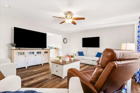 Living - 332 Hickory Ridge Dr, Corbin, KY 40701 photo 5 of 5