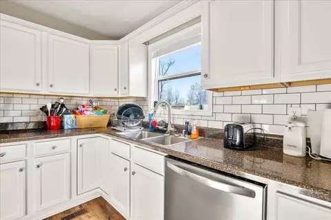 Kitchen - 332 Hickory Ridge Dr, Corbin, KY 40701 photo 3 of 4