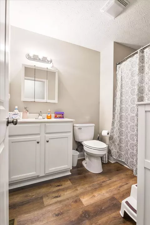 Bath - 332 Hickory Ridge Dr, Corbin, KY 40701 photo 3 of 3