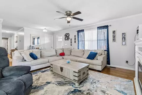 Living - 824 Walnut Rd, Lily, KY 40740 photo 1 of 2