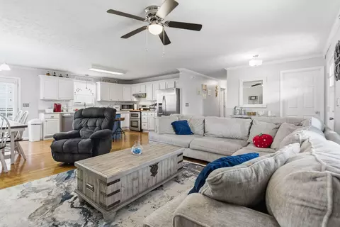 Living - 824 Walnut Rd, Lily, KY 40740 photo 2 of 2