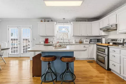 Kitchen - 824 Walnut Rd, Lily, KY 40740 photo 2 of 3