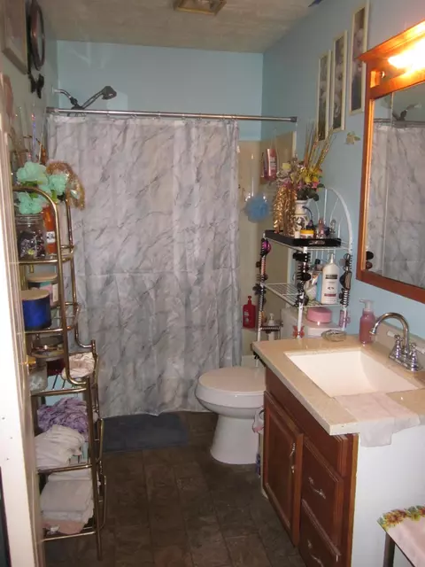 Bath - 220 E Washington St, Winchester, KY 40391 photo 1 of 1