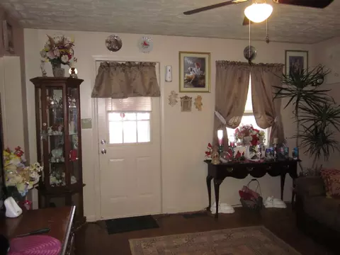 Entry Way - 220 E Washington St, Winchester, KY 40391 photo 2 of 2