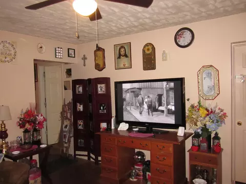 Living - 220 E Washington St, Winchester, KY 40391 photo 2 of 2