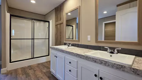 Bath - 2523 Exeter Ave, Middlesboro, KY 40965 photo 3 of 5