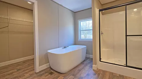 Bath - 2523 Exeter Ave, Middlesboro, KY 40965 photo 4 of 5