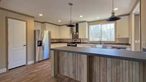 Kitchen - 2523 Exeter Ave, Middlesboro, KY 40965 photo 4 of 4