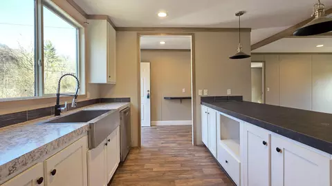 Kitchen - 2523 Exeter Ave, Middlesboro, KY 40965 photo 3 of 4