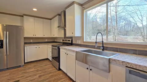 Kitchen - 2523 Exeter Ave, Middlesboro, KY 40965 photo 2 of 4