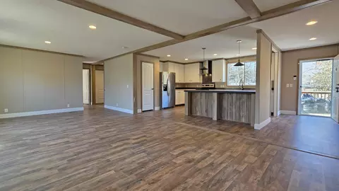 Living - 2523 Exeter Ave, Middlesboro, KY 40965 photo 2 of 4