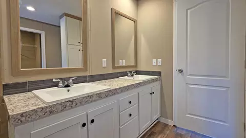 Bath - 2523 Exeter Ave, Middlesboro, KY 40965 photo 5 of 5