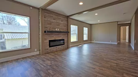 Living - 2523 Exeter Ave, Middlesboro, KY 40965 photo 1 of 4
