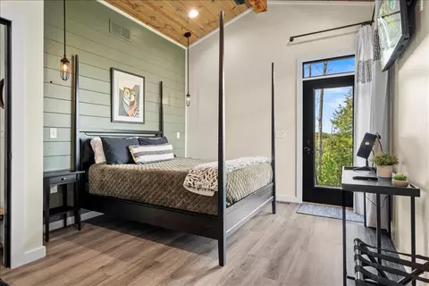 Bedroom - 772 Chestnut Log Branch Rd, Campton, KY 41301 photo 2 of 3