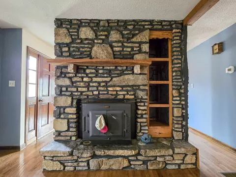 Living - 553 Riverview Dr, Liberty, KY 42539 photo 6 of 7