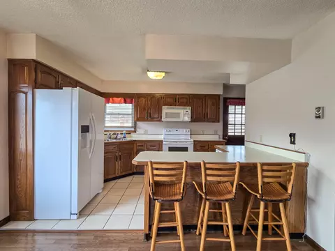 Kitchen - 553 Riverview Dr, Liberty, KY 42539 photo 2 of 3