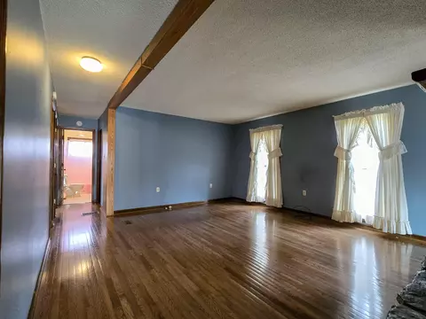Living - 553 Riverview Dr, Liberty, KY 42539 photo 4 of 7