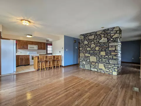 Living - 553 Riverview Dr, Liberty, KY 42539 photo 2 of 7