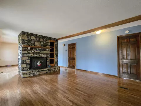 Living - 553 Riverview Dr, Liberty, KY 42539 photo 5 of 7