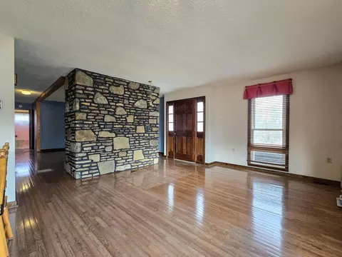 Living - 553 Riverview Dr, Liberty, KY 42539 photo 1 of 7
