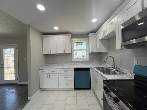 Kitchen - 271 Clay Ave, Corbin, KY 40701 photo 2 of 3