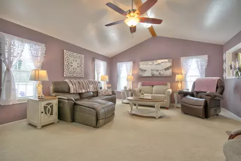 Living - 28 Lakepointe Dr, Corbin, KY 40701 photo 3 of 3