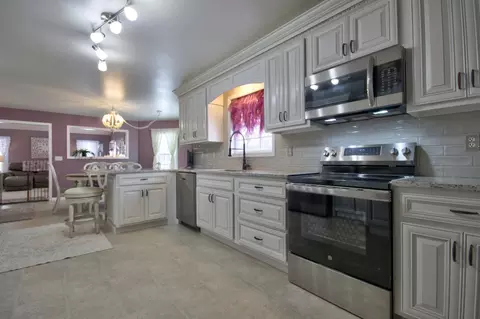 Kitchen - 28 Lakepointe Dr, Corbin, KY 40701 photo 4 of 6