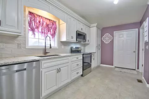 Kitchen - 28 Lakepointe Dr, Corbin, KY 40701 photo 2 of 6