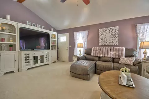 Living - 28 Lakepointe Dr, Corbin, KY 40701 photo 1 of 3