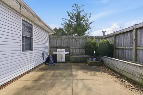 Exterior - 360 Brandon Ct, Berea, KY 40403 photo 5 of 11