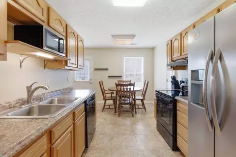 Kitchen - 360 Brandon Ct, Berea, KY 40403 photo 4 of 4
