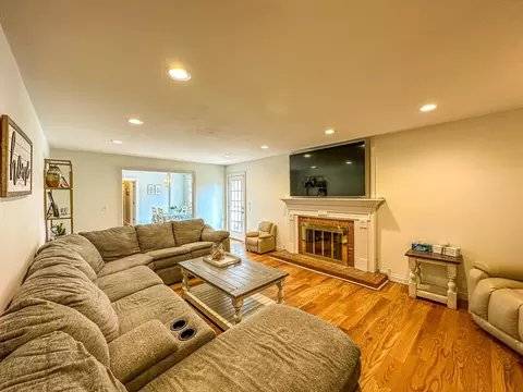 Living - 17 Amber Dr, Corbin, KY 40701 photo 3 of 4