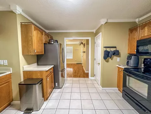 Kitchen - 1034 Barker Ln, Berea, KY 40403 photo 2 of 2