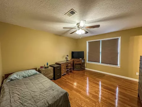 Bedroom - 1034 Barker Ln, Berea, KY 40403 photo 1 of 5