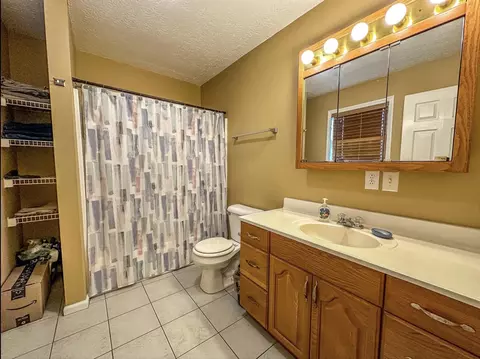 Bath - 1034 Barker Ln, Berea, KY 40403 photo 2 of 2