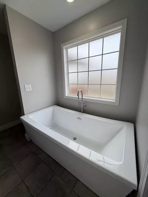Bath - 401 Landen Dr, Corbin, KY 40701 photo 2 of 4