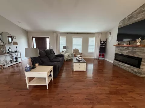 Living - 401 Landen Dr, Corbin, KY 40701 photo 1 of 1