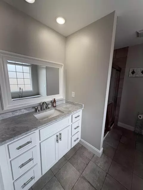 Bath - 401 Landen Dr, Corbin, KY 40701 photo 1 of 4