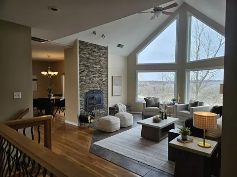 Living - 706 Hunter Dr, Lancaster, KY 40444 photo 2 of 14