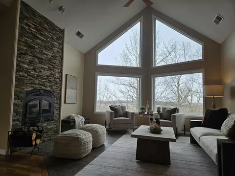 Living - 706 Hunter Dr, Lancaster, KY 40444 photo 1 of 14
