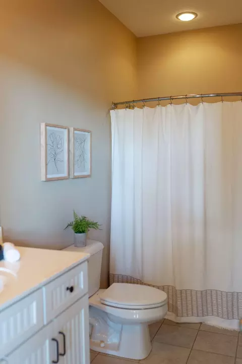 Bath - 706 Hunter Dr, Lancaster, KY 40444 photo 1 of 9