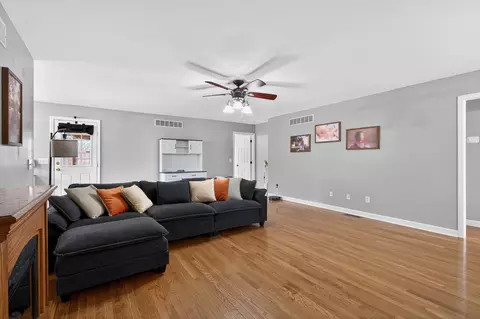 Living - 214 Sturbridge Dr, Georgetown, KY 40324 photo 2 of 2