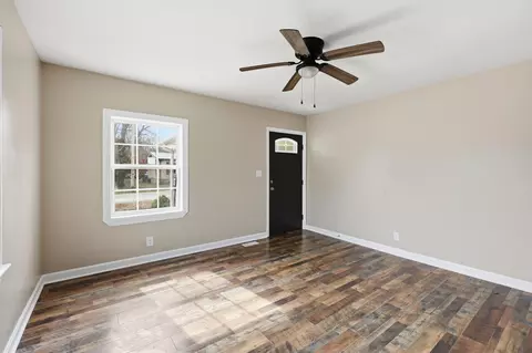 Living - 118 Maple St, Berea, KY 40403 photo 2 of 2