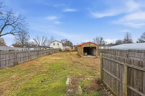 Exterior - 118 Maple St, Berea, KY 40403 photo 2 of 3