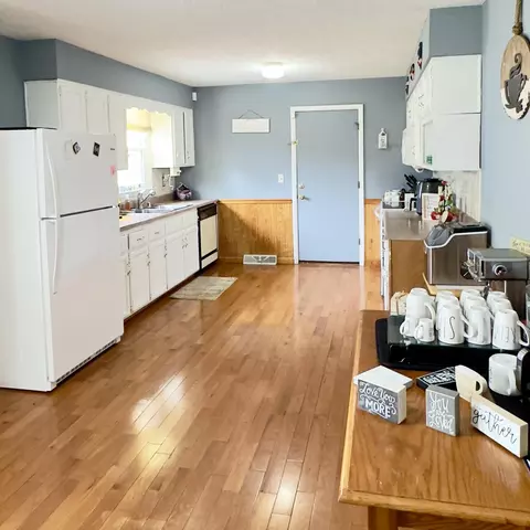 Kitchen - 411 Ruffian Trl, Corbin, KY 40701 photo 2 of 3