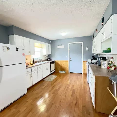 Kitchen - 411 Ruffian Trl, Corbin, KY 40701 photo 3 of 3